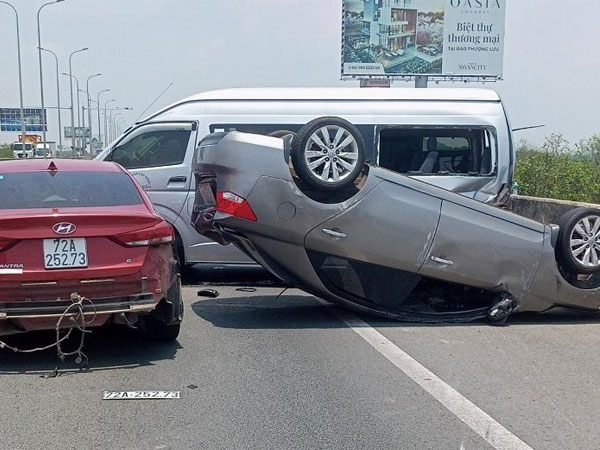 Sau cú tông liên hoàn, ô tô lật ngửa trên cao tốc