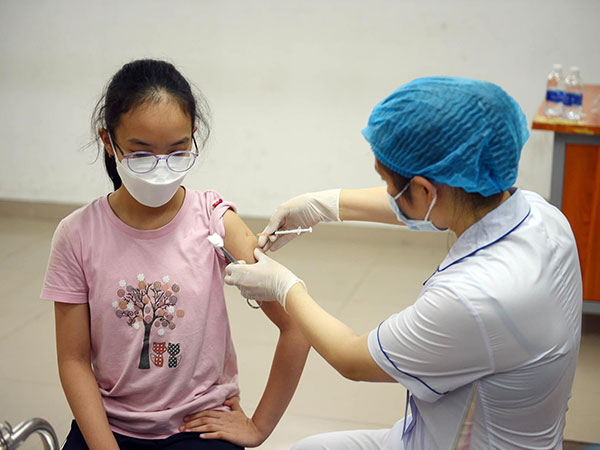 Sau tiêm vắc xin phòng Covid-19 có nên cho trẻ uống nước dừa?