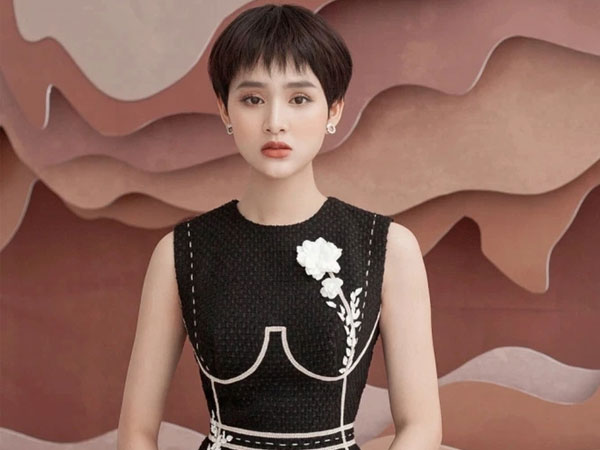 Giữa lúc Hiền Hồ xin lỗi, một sao nữ Vbiz ám chỉ: 'Giật chồng thì vác thân đến gặp vợ con người ta ấy'
