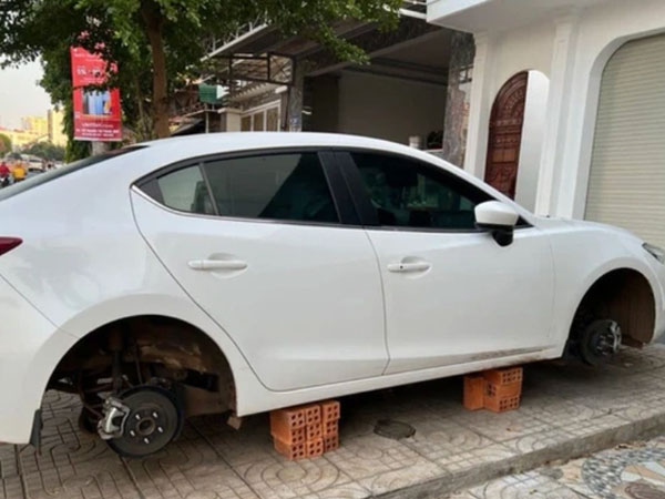 Đỗ ôtô trước cửa, sau 1 đêm chủ nhà ngỡ ngàng phát hiện 4 bánh xe 'không cánh mà bay'