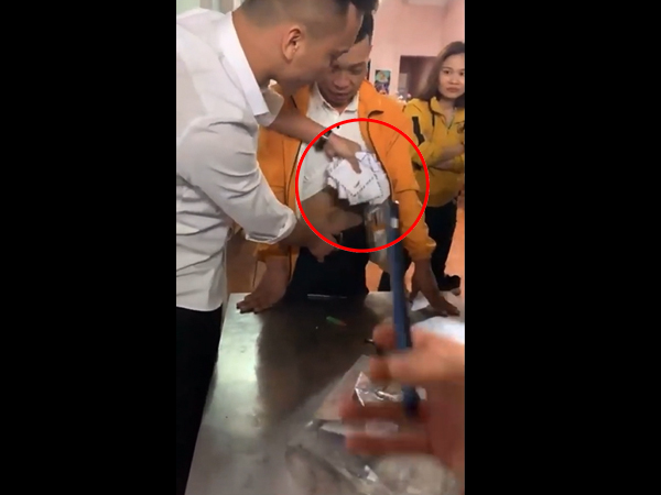 Bắt quả tang thanh niên ăn đám cưới xong còn nhét phong bì của gia chủ vào 'chỗ kín' để mang về