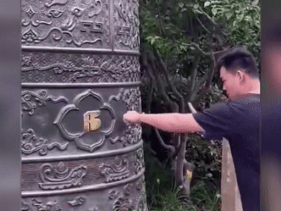 Thi triển màn tay không đấm vào sắt, võ sư Trung Quốc được ví sở hữu sức mạnh ngang ngửa huyền thoại Lý Tiểu Long