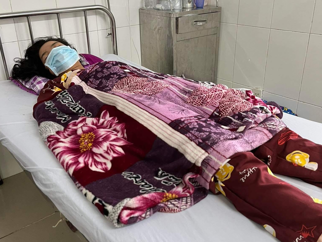 Vụ thiếu nữ bị cha dượng đánh dập lá lách, gãy xương sườn: Người mẹ nói gì?