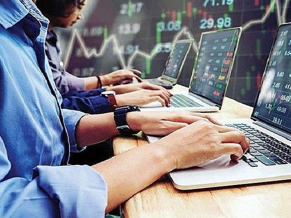 Chỉ vài phiên bốc hơi 20 tỷ USD, kinh hoàng trước nỗi lo bão lớn