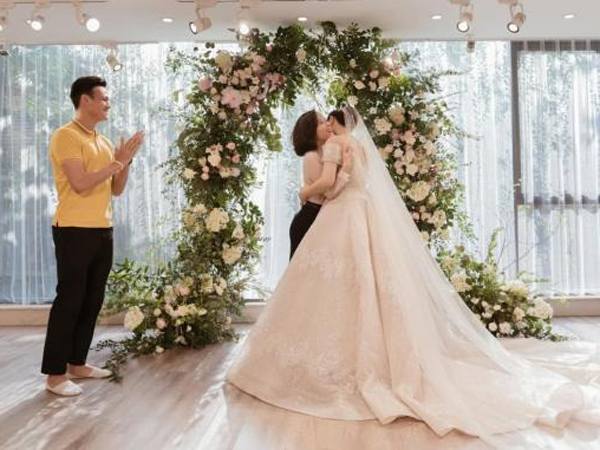 Hậu vệ Hồ Tấn Tài đưa vợ sắp cưới đi thử váy, nhan sắc cô dâu khiến dân tình trầm trồ