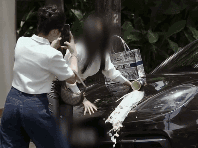Rủ nhau uốn éo 'sống ảo', làm đổ trà sữa lên nóc xe siêu xe bên đường, 2 cô gái dửng dưng bỏ chạy, bị 'ném đá' càng vui hơn vì nguyên nhân này
