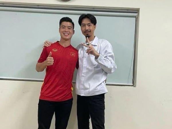 Duy Mạnh gặp Đen Vâu để hỏi cách mang tiền về cho vợ, bà xã liền vào phàn nàn