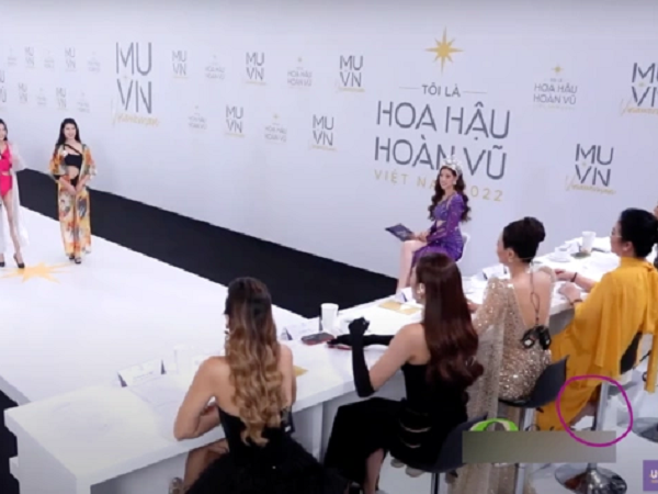 'Master thanh lịch' Xuân Trang nói gì sau khi bị trừ điểm thanh lịch vì đi chân trần trên sóng MUV?