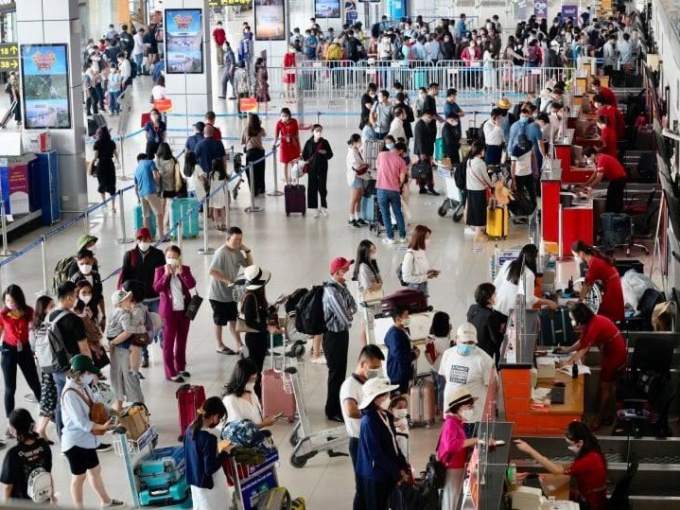 Nghỉ lễ 30/4: Giá tăng vẫn 'cháy' vé máy bay, phải tăng cường bay đêm