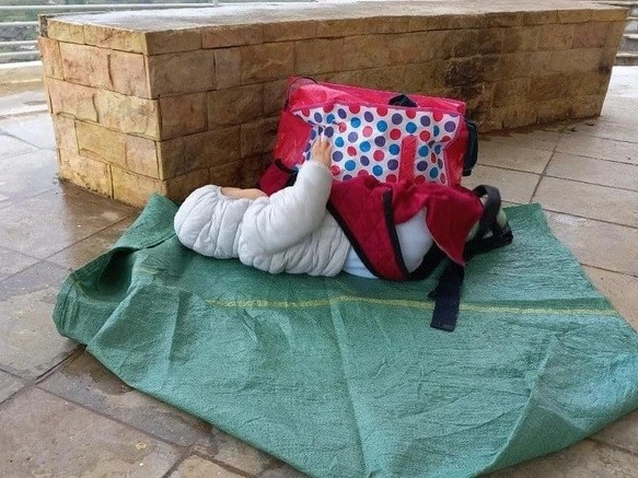 Bé gái 1 tuổi bị bỏ rơi cùng lời nhắn 'chưa khai sinh'