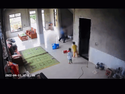 Clip: Hai vợ chồng lao vào đánh nhau như 'kẻ thù', mặc 2 con nhỏ sợ hãi, gào khóc thảm thiết 'cha ơi, mẹ ơi'