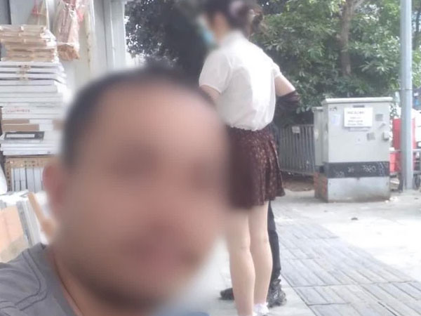 Phẫn nộ người đàn ông chụp lén nữ sinh rồi đăng lên Facebook kèm caption khiếm nhã: 'Sinh viên giờ trắng thế cơ…'