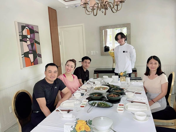 Khung cảnh đáng ngưỡng mộ của gia đình diễn viên Chi Bảo: Vợ cũ và bà xã hội ngộ ngồi cùng một bàn ăn
