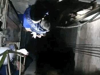 Nghẹt thở giây phút giải cứu bé trai 4 tuổi kẹt trong hố thang máy