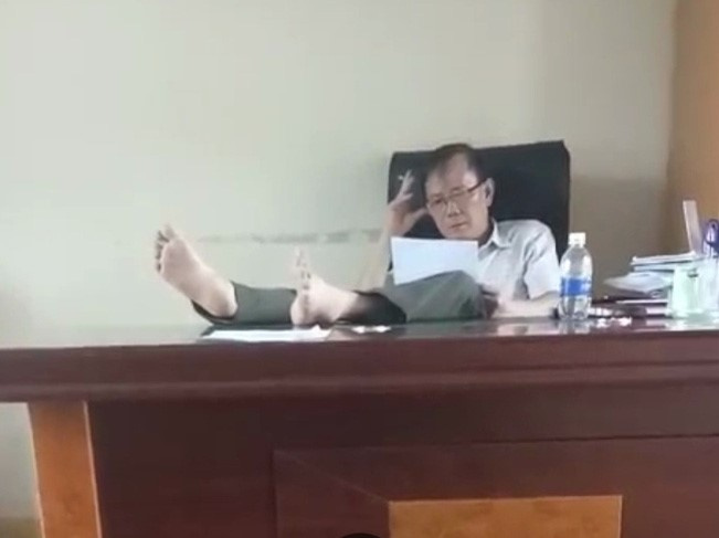 Cho thôi chức Hạt trưởng Kiểm lâm gác 2 chân lên bàn làm việc