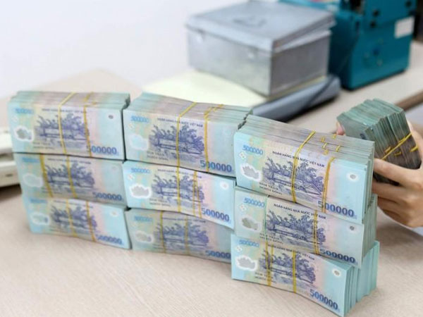 Ngân hàng đồng loạt tăng lãi suất, dấu hiệu cảnh báo dòng tiền