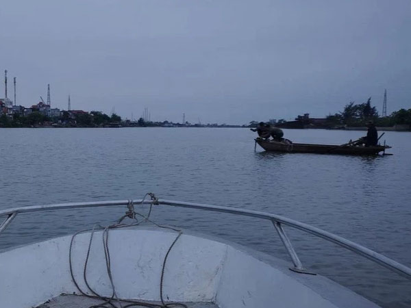 Nam thanh niên ôm ba lô chứa kỷ vật của người yêu rồi bất ngờ nhảy cầu tự tử