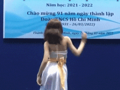 Clip nữ sinh múa văn nghệ chỉ vỏn vẹn 18 giây nhưng hút đến 6,8 triệu view trên TikTok, khoảnh khắc cô bạn quay lưng lại khiến dân tình ngỡ ngàng