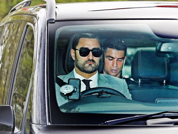 Ronaldo mặt đượm buồn, lần đầu xuất hiện sau biến cố mất con