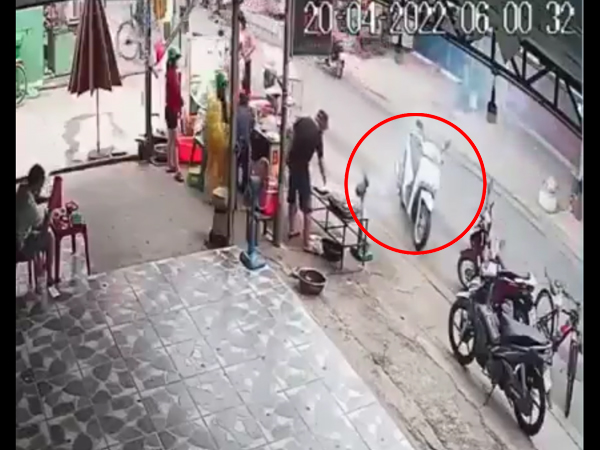 Vào quán ăn nhưng để xe kiểu bất chấp, khách hàng không ngờ kẻ gian làm việc này ngay giữa đường