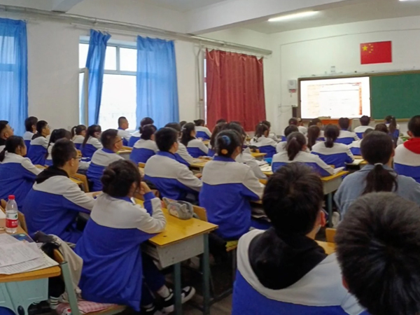 Trường học ở Trung Quốc đuổi nam sinh vì bố mẹ vi phạm quy định phòng dịch
