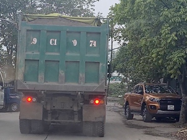 Hà Nội: Binh đoàn xe nghi quá tải chạy vào đường cấm, 'cày nát' đê Nguyễn Khoái