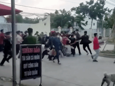 Kinh hoàng clip hàng trăm người chen lấn, xô nhau ngã lăn quay khi xếp hàng làm sổ đỏ