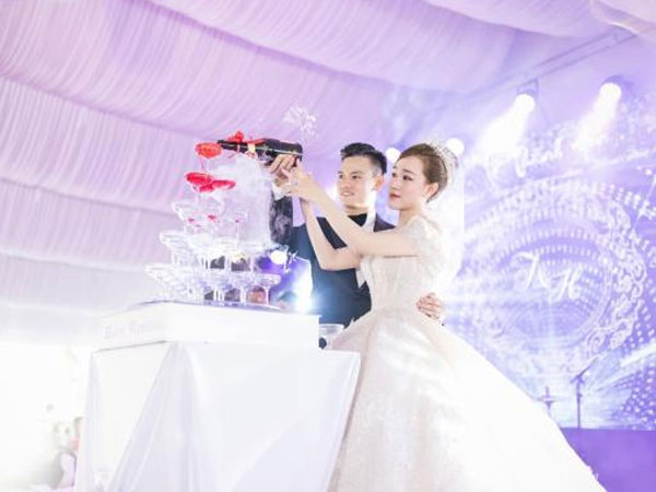 Hồ Tấn Tài đăng ảnh nét căng và chia sẻ sau đám cưới: 'Mới đó mà giờ mình bị đeo gông rồi'