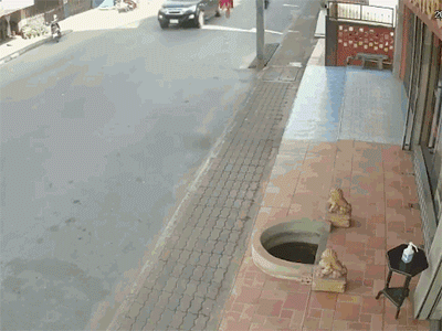 Clip: Nhấn nhầm chân ga, nữ tài xế đâm nát cửa kính tiệm vàng