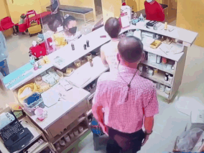Clip: Nhầm chân ga, cụ bà 73 tuổi lao thẳng ô tô vào phòng khám nhi