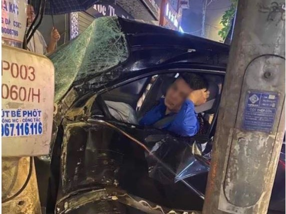 Xe biến dạng sau tai nạn, tài xế chống tay ngủ giữa đống đổ nát khiến người chứng kiến bất lực
