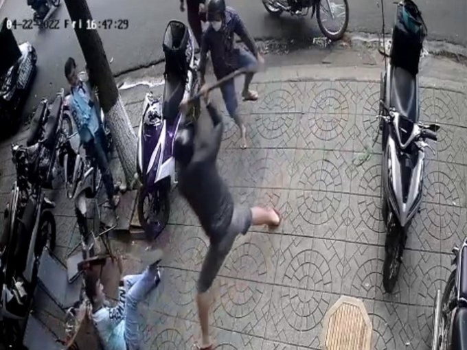 Nam thanh niên bị chém tới tấp khi đang ngồi uống nước