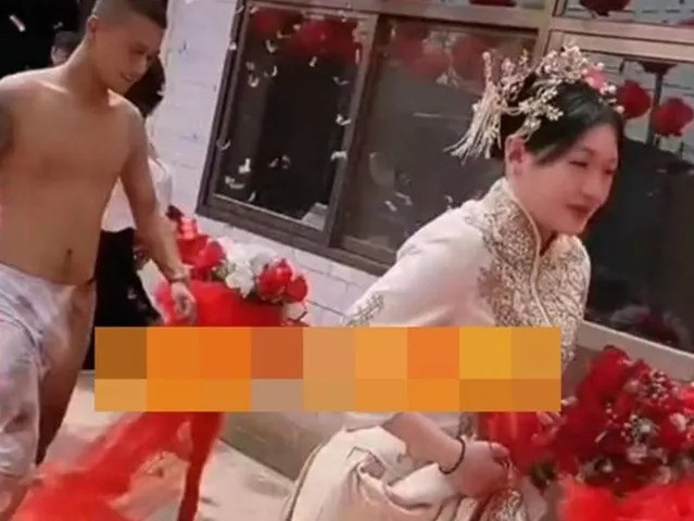 Rước dâu về đến cửa nhà, chú rể rơi vào tình cảnh 'thân tàn ma dại' vì trò đùa lố của đám bạn