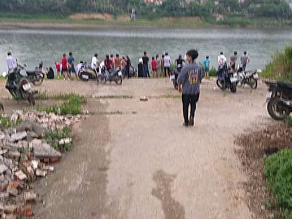 Ra sông chơi, bé trai 8 tuổi đuối nước tử vong, bé 4 tuổi mất tích