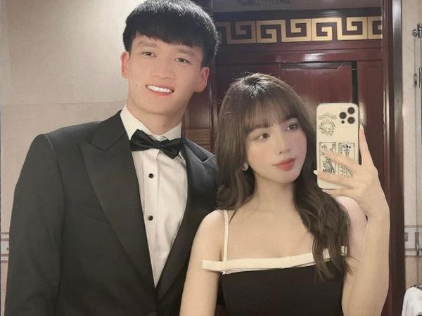Tiền vệ Hoàng Đức mừng sinh nhật bạn gái, nhìn khung giờ đăng status đủ biết chiều người yêu cỡ nào