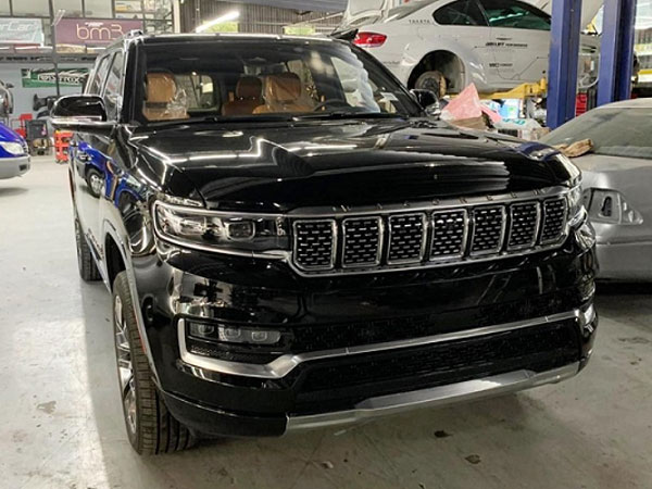 Cận cảnh Jeep Grand Wagoneer 2022 đầu tiên tại Việt Nam