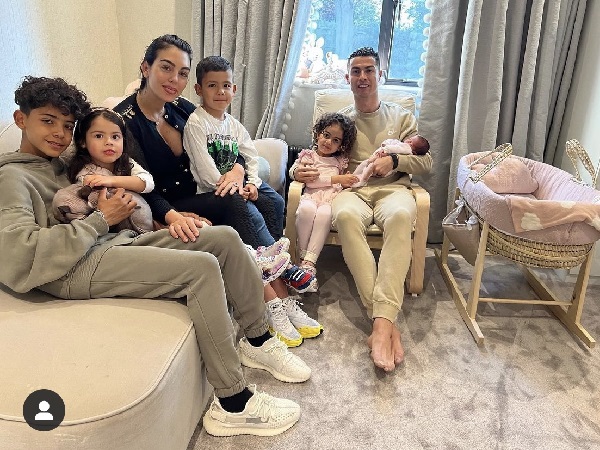 Ai là mẹ của những đứa con nhà Ronaldo?