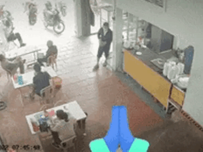 Tai nạn hy hữu: Lái xe máy lao thẳng vào quán ăn khiến các thực khách giật mình hoảng hốt