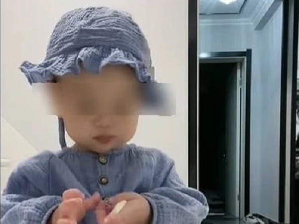 Trào lưu 'nhờ dân mạng trông trẻ qua livestream' gây tranh cãi dữ dội