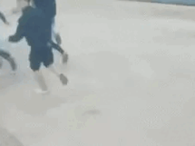 Kinh hoàng clip nhóm thanh niên vác hung khí truy đuổi, đập phá xe chở công nhân vì bị 'chèn ép'