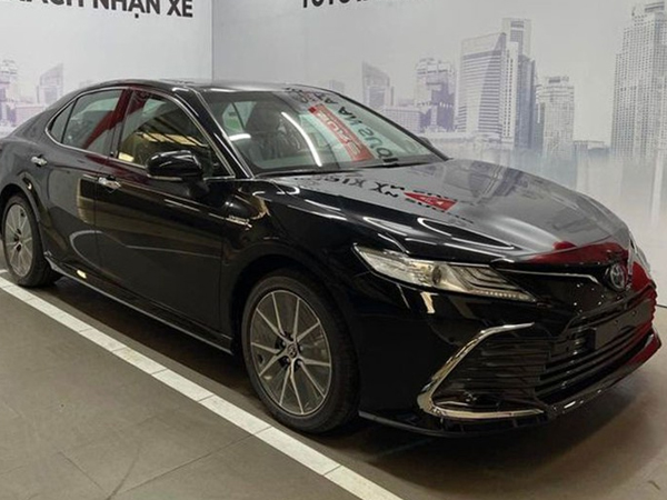 Toyota Camry tại Việt Nam bán kèm 'lạc' kỷ lục tới 130 triệu đồng
