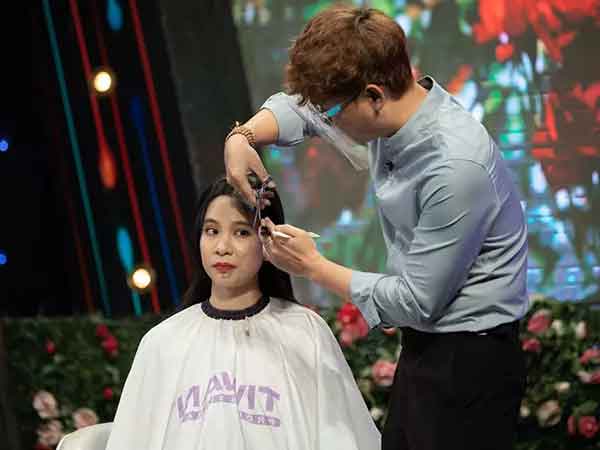 Bạn muốn hẹn hò: Trổ tài cắt tóc ngay lần đầu gặp, anh chủ tiệm tán đổ cô gái xinh
