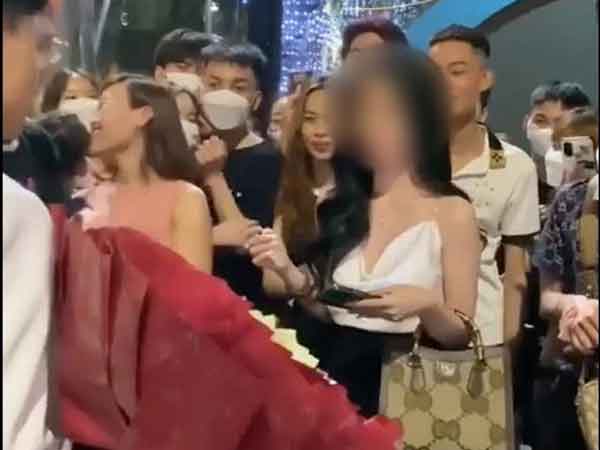Trai đẹp chân thành ôm bó hoa polime tỏ tình giữa phố đi bộ bị từ chối phũ phàng: 'Con gái không phải ai cũng thích vật chất đâu!'
