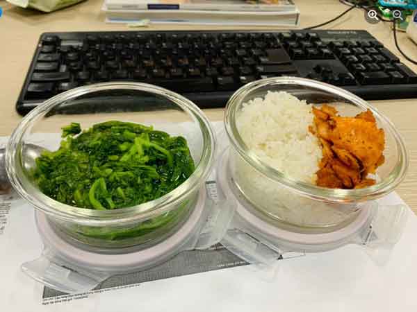 Giận dỗi bố mẹ chồng rồi bỏ luôn bữa tối, nàng dâu rưng rưng nước mắt khi nhìn thấy hộp cơm trưa mẹ chồng chuẩn bị cho