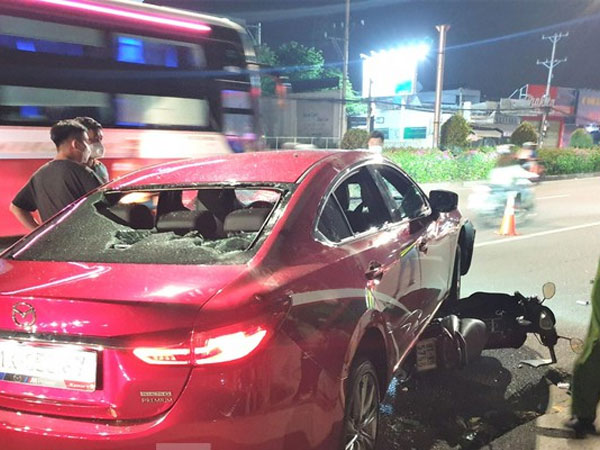 Ô tô tông liên hoàn kéo lê xe máy hơn 2km, người đi đường bất bình phá vỡ kính xe