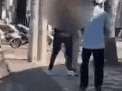 Clip: Cô gái hung hăng, rút dao đâm người tới tấp giữa đường