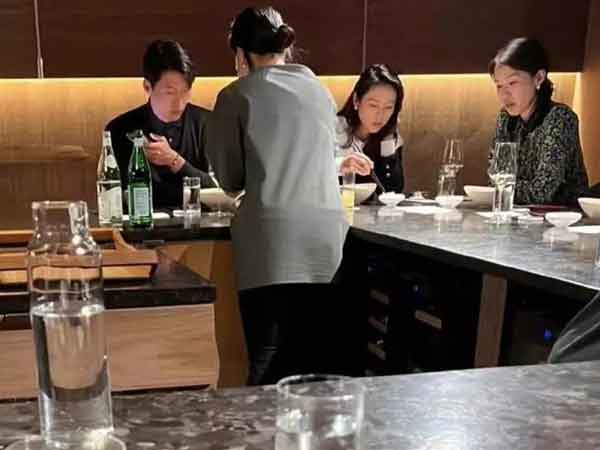 Sốc visual Hyun Bin - Son Ye Jin trong ảnh trăng mật mới lộ