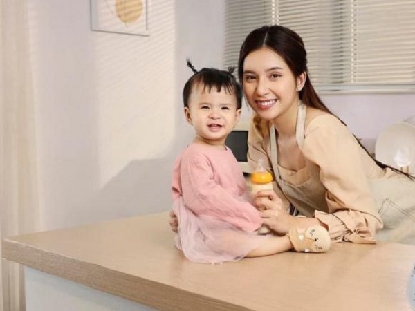 Con gái Jack sớm bộc lộ thiên hướng nghệ thuật, một chi tiết trên khuôn mặt y hệt ông bố nổi tiếng