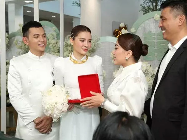Đại gia mừng cưới Phương Trinh Jolie 10 lượng vàng là ai?