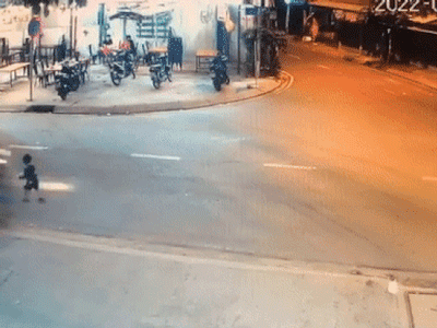 Vụ bé trai 4 tuổi theo mẹ đi bán vé số bị xe đâm văng lên vỉa hè, mong muốn người gây tai nạn hỗ trợ gia đình vượt qua khó khăn